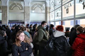A crowd at Odesa’s train station. 24 February 2022.