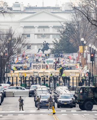 Национальная гвардия блокирует улицу возле Белого дома в Вашингтоне. 15 января 2021 года