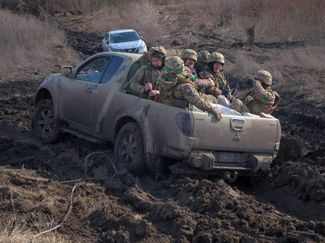 Украинские военнослужащие вблизи линии фронта.