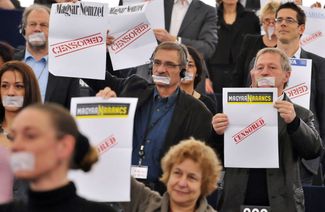 Члены Европейского парламента протестуют против подавления свободы прессы в Венгрии во время выступления Виктора Орбана — Венгрия в тот день стала на полгода председателем Евросоюза. Страсбург, 19 января 2011 года