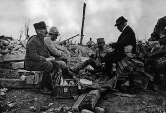 Жорж Клемансо посещает фронт во время Первой мировой войны. Вероятно, 1917 год