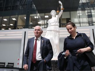 Леонид Рошаль и Элина Сушкевич после рассмотрения апелляционной жалобы на приговор в Первом апелляционном суде общей юрисдикции. 11 мая 2021 года