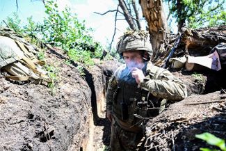 Украинский солдат с позывным «Ахилл» курит в траншее