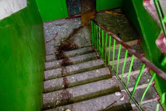 Кровь на лестнице в подъезде жилого дома в Славянске. Здание попало под ночной ракетный удар.