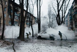 Пожарные тушат горящие автомобили в Святошинском районе Киева. Осколки от российских ракет во время атаки на город также упали в Печерском, Соломенском и Дарницком районах