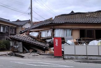 Разрушенный дом в городе Вадзима, префектура Исикава