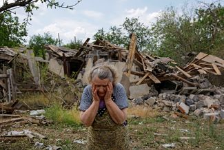 90-летняя Валентина Черная рядом со своим поврежденным домом и хозяйственными постройками. Село Розовка в самопровозглашенной ДНР. 3 июня 2024 года