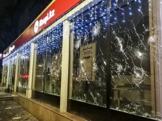 Разбитые витрины магазинов в Алматы, 5 января 2022 года