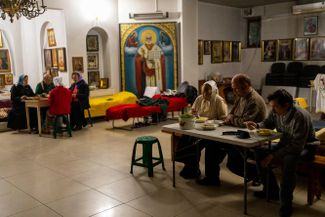 Беженцы обедают в подвале украинской православной церкви в Харькове