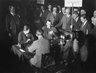 Вера Менчик на шахматном турнире в Лондоне. 1 февраля 1932 года
