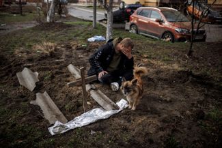 26-летний Сергей у могилы своего друга Игоря Литвиненко, который, по словам местных жителей, был убит российскими военными после того, как они нашли его в подвале дома. 6 апреля 2022 года