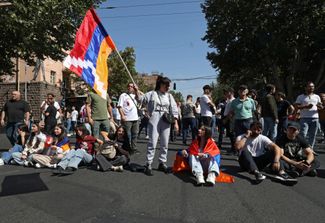 Protesters with the flag of the unrecognized Artsakh Republic in central Yerevan. September 22, 2023.