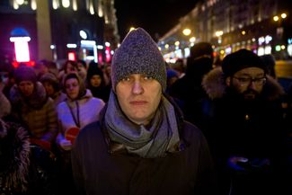 Initially, the verdict in the Yves Rocher case was scheduled to be announced on January 15, 2015. Navalny supporters announced a large unsanctioned protest on Moscow’s Manezhnaya Square. The Russian authorities began blocking online information about the protest — activists moved the rally to December 30. Navalny violated his house arrest and traveled to downtown Moscow, but the last-minute protest attracted only a few hundred participants.