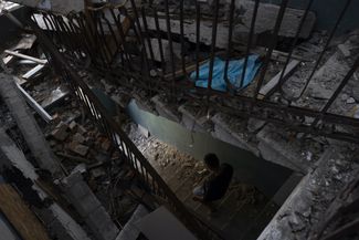 Лестница в разрушенном здании в центре Харькова