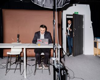 Ведущие канала «Навальный LIVE» Иван Жданов и Руслан Шаведдинов готовятся к прямому эфиру в офисе ФБК в Вильнюсе. 13 января 2022 года