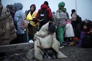 Украинские беженцы на пограничном пункте села Медыка в Польше