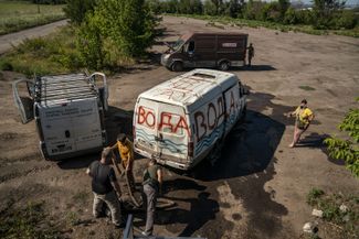 Волонтеры готовятся раздать воду жителям Северска Донецкой области после обстрела российскими войсками, 10 июля 2024 года