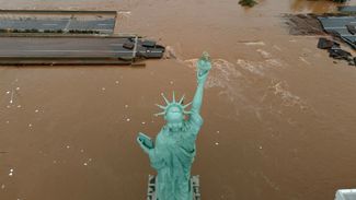 Фото, сделанное с дрона, показывает последствия наводнения в муниципалитете Лажеаду 3 мая. Реплики знаменитой нью-йоркской статуи Свободы в Бразилии <a href="https://www.cnnbrasil.com.br/nacional/veja-como-ficou-a-loja-da-havan-em-lajeado-apos-enchente-devastadora-no-rio-grande-do-sul/" rel="noopener noreferrer" target="_blank">установлены</a> перед магазинами сети Havan — в кадр попала как раз одна из них