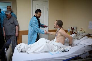 Zelensky memberikan penghargaan kepada seorang tentara Ukraina yang terluka di sebuah rumah sakit militer di wilayah Kharkiv (di mana tepatnya tidak ditentukan)