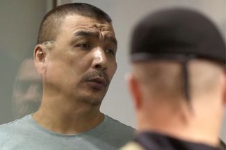 Анвар Улугмурадов — один из членов банды — слушает приговор, 9 августа 2018 года