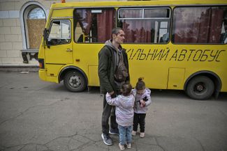 Мужчина, потерявший жену при обстреле Северодонецка 17 мая, ждет эвакуации из Лисичанска вместе со своими двухлетними дочерьми-двойняшками