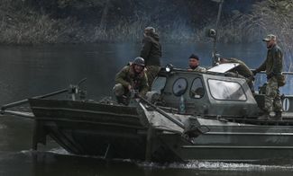 Украинские военные переправляются через реку