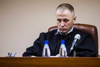 Судья Алексей Втюрин в зале заседаний Ленинского районного суда в Кирове, 5 декабря 2016 года