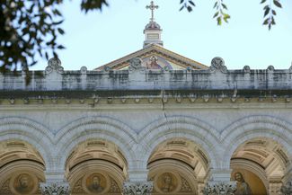 Базилика Святого Павла была закрыта для туристов на следующий день после землетрясения 30 октября. Ограничить доступ в базилику было решено после того, как ее на фасаде появились трещины