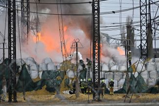 Спасатели тушат пожар на электроподстанции в Харькове