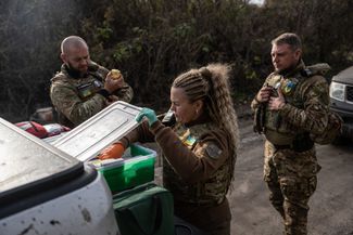 Военный врач Наталья Лелюх достает лекарства для жителей села Синичино, недавно взятого Украиной. Синичино находится рядом с Изюмом, освобожденным в сентябре 2022 года в результате контрнаступления ВСУ