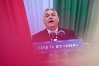 Премьер-министр Венгрии Виктор Орбан выступает на предвыборном митинге в его родном городе Секешфехервар. 1 апреля 2022 года