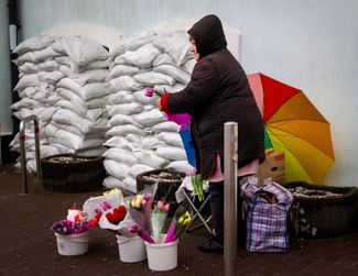 Продавщица цветов на улице в Киеве