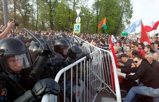 Полицейские во время оппозиционного «Марша миллионов» в Москве. 6 мая 2012 года
