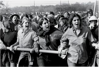 Акции протеста у Форт-Дикс проводили еще и потому, что эта военная база была одним из ключевых пунктов на пути американских военных во Вьетнам. 12 октября 1969 года