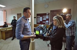 Алексей Навальный дает интервью иностранным журналистам. 1 февраля 2017 года