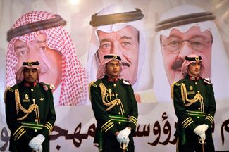 Саудовские военнослужащие на фоне портретов короля Абдаллы (справа), крон-принца Салмана и вице-премьера Мукрина в Эр-Рияде.