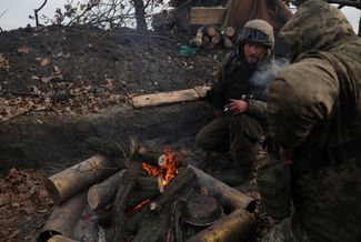 Украинские военнослужащие греются у костра в ожидании координат для обстрела позиций российских войск. 3 декабря 2022 года
