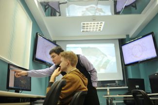 Сотрудники Центра космического мониторинга Земли Томского университета систем управления и радиоэлектроники составляют расписание приема данных со спутников. 