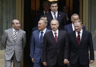 Нурсултан Назарбаев рядом с руководителями других постсоветских стран. Москва, 3 июля 2004 года
