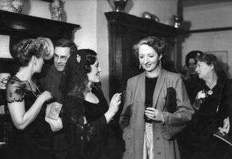 Оливия Мэннинг (справа) с английской писательницей Памелой Джонсон, 1949 год