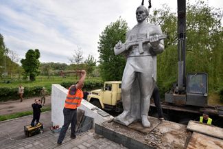 Демонтаж скульптуры советского солдата из мемориального комплекса «Вечный огонь» в Червонограде