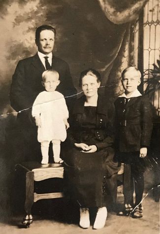 Семья Андерсон в США: Антти, Мария, старший сын Вильо и младший — Вальфред