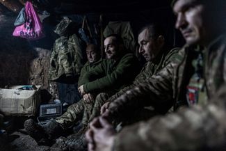 Украинские военные в укрытии