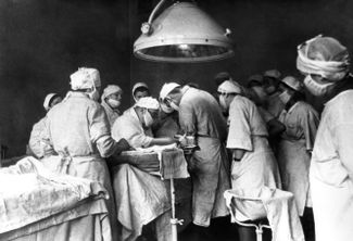 Профессор Александр Вишневский проводит операцию по разработанному им методу местного обезболивания в одном из госпиталей. 1942 год