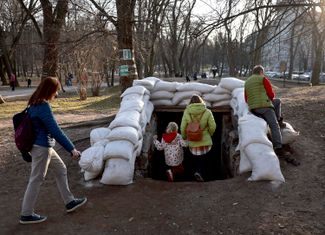 Жители Львова спускаются в бомбоубежище под звуки сирены воздушной тревоги.
