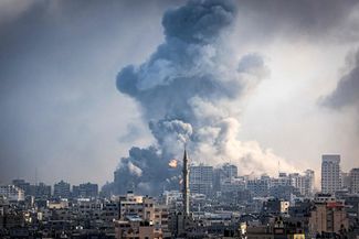 Дым над Газой после израильского авиаудара 12 октября 2023 года. Бомбардировки сектора Газа начались вслед за нападением боевиков ХАМАС на Израиль 7 октября. ЦАХАЛ утверждает, что целями ударов становятся объекты, используемые террористами. ХАМАС размещает свои военные объекты в непосредственной близости от жилых домов — чтобы израильским военным было сложнее их бомбить.