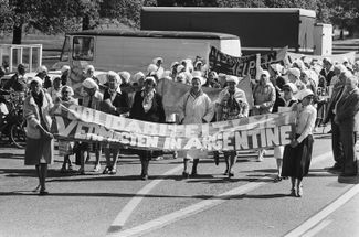 Матери пропавших на марше с требованием осудить виновных в похищениях. 22 мая 1980 года