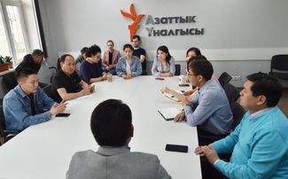 Журналисты «Радио Свобода» («Азаттык ыналгысы») на планерке в бюро в Бишкеке, 28 апреля 2023 года. Днем ранее суд принял решение прекратить деятельность издания
