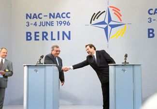1996. Foreign Minister Primakov and NATO Secretary General Javier Solana.