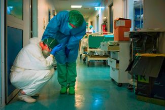 Пересменка медсестер в больнице в Кремоне, Италия. 13 марта 2020 года